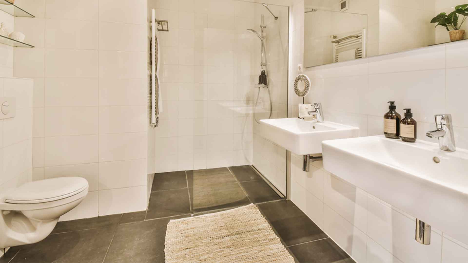 Saniertes Badezimmer von BäderSchmidt | Badsanierungs Firma in der Nähe