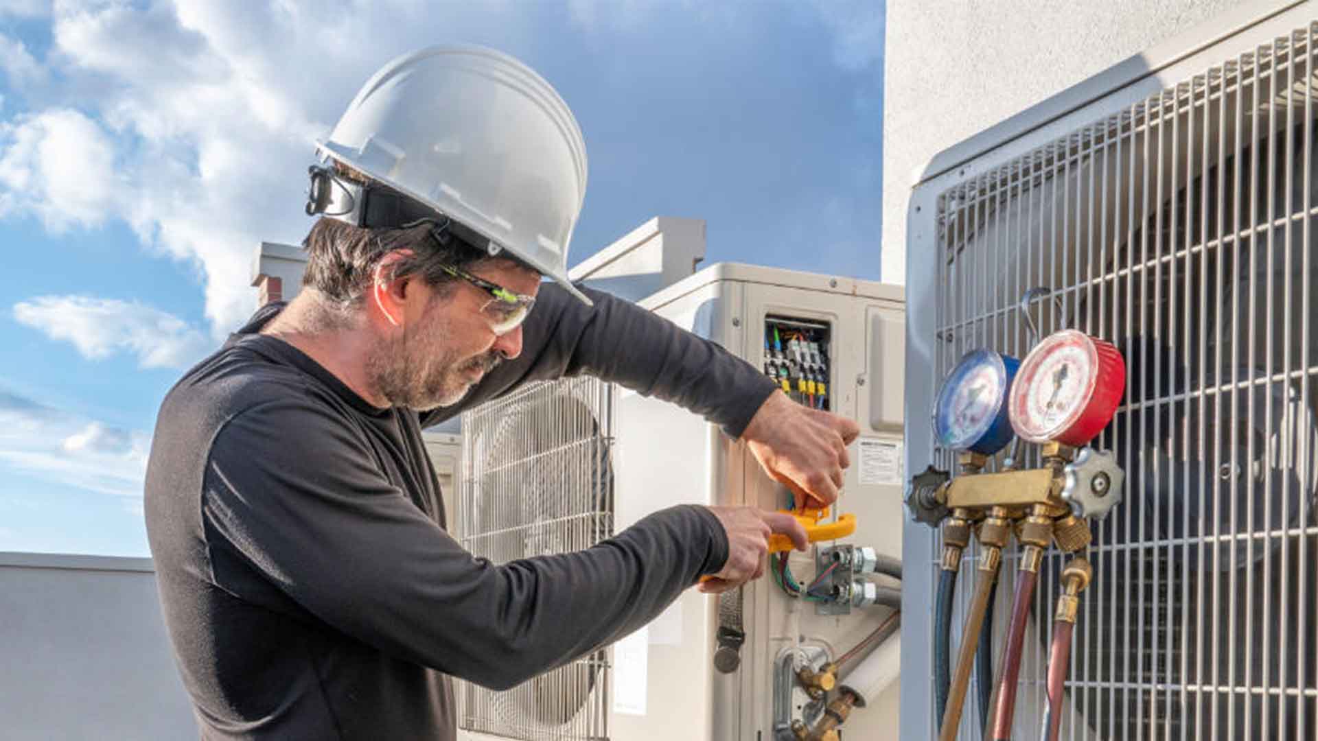 Installateur arbeitet an einer Klimaanlage in Siegen